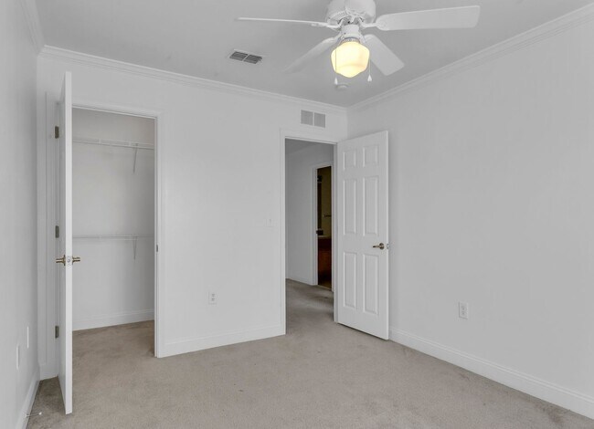 Building Photo - 3/2.5 Crestview Townhome with Community Po...