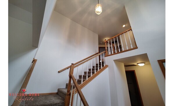 Building Photo - Beautiful open floorplan in amazing Steilacoom!!  All appliances included, large yard!!