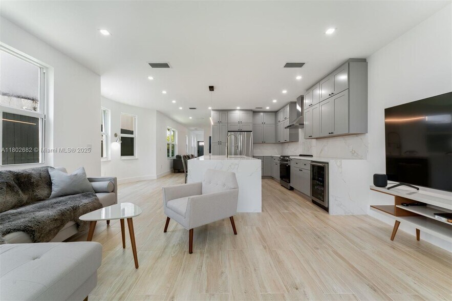 Building Photo - 3125 Paola Dr