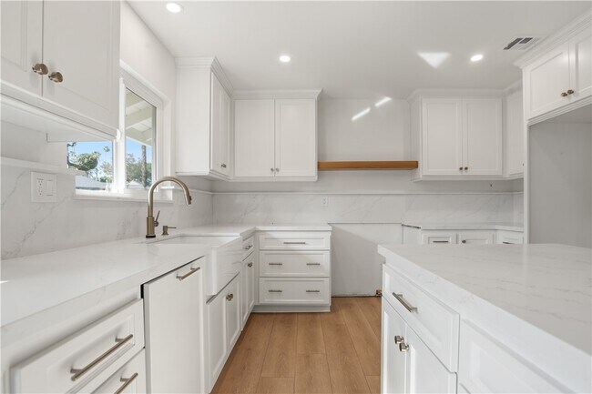 Building Photo - 1185 La Subida Ct