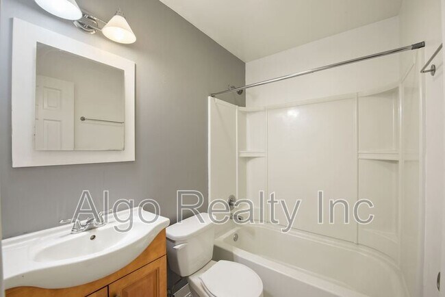 Building Photo - 729 E 16th St