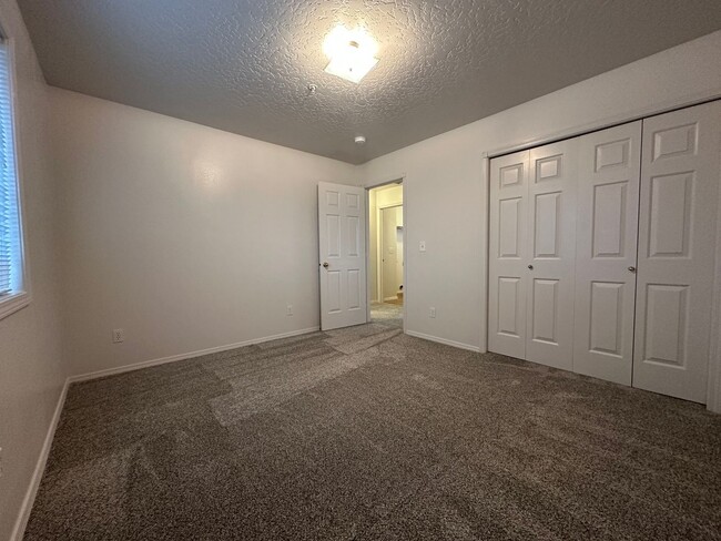 Building Photo - 2bed, 1bath Townhome W/ 1 car garage - Nampa