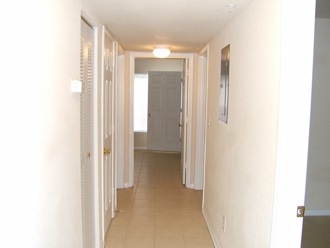 Building Photo - Cozy 2B/2B Unfurnished Condo near Beach in...