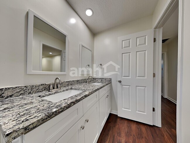 Building Photo - 105 Redrock Ct