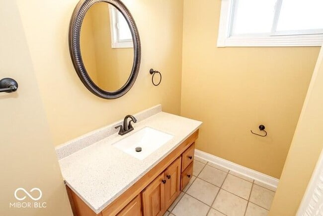 Building Photo - Sweet Spacious Townhome With Finished Base...