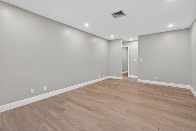 Building Photo - 905 Shore Dr