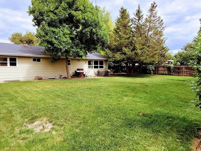 Building Photo - 1321 Lakewood Dr