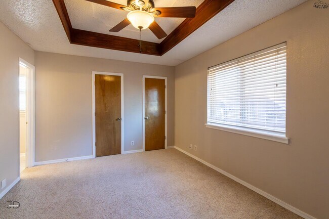 Building Photo - 505 W Coleman Ave