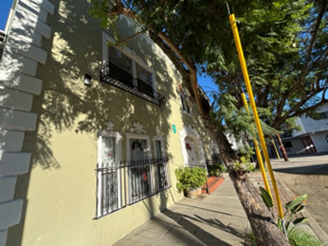 Building Photo - 1109 Laguna