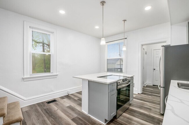 Building Photo - Fully renovated...extra half bath...laundr...