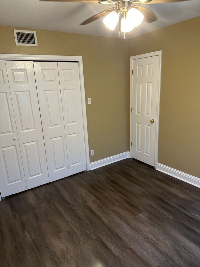 Building Photo - 3 Bedroom 2.5 Bath Townhouse