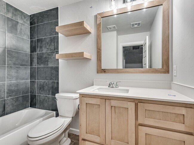 Building Photo - Newer Home in Moore!