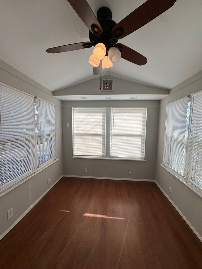 Building Photo - 3 bedroom 1 bath home with a sunroom in Davenport