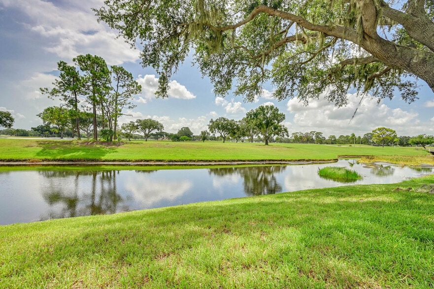 Building Photo - 7452 W Country Club Dr N