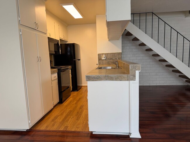 Building Photo - 2 story updated townhouse In Rosemont 2/1