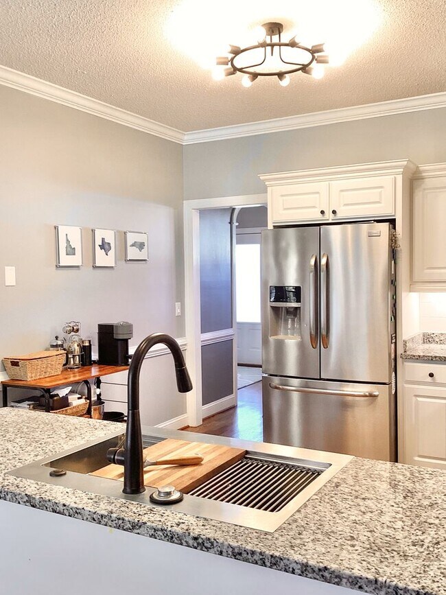 Building Photo - 4 Bed/3 Bath Spacious Home! Extra 2 Car Ga...