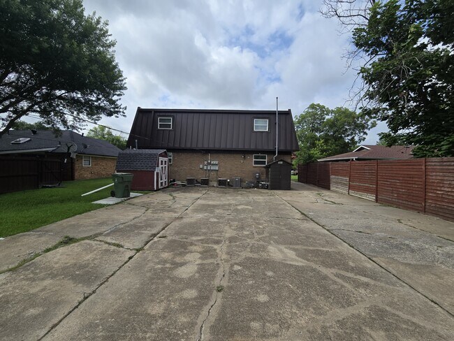 Building Photo - 1805 Randolph Dr