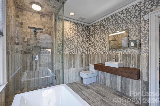 Building Photo - 1124 Dilworth Crescent Row