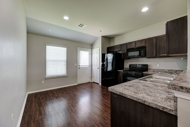 Building Photo - Gorgeous 3 Bed 2 Bath in Moore/SE OKC