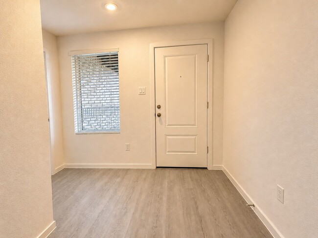 Building Photo - 1520 Sunset Rdg Dr
