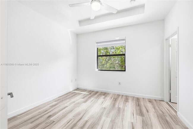 Building Photo - 10537 W 32nd Ln