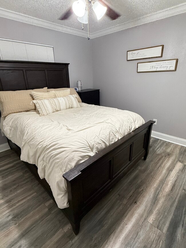 Building Photo - 204 Dale Ave