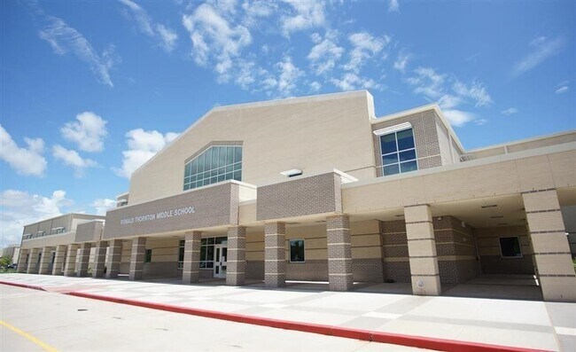 Building Photo - 1015 Modesto Dr