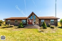 Building Photo - Country living close to town!
