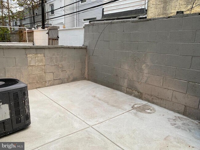 Building Photo - 1936 McClellan St