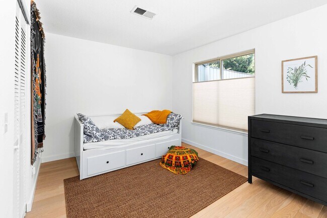 Building Photo - Spacious 2 Bed, 2 Bath Condo Near Downtown...