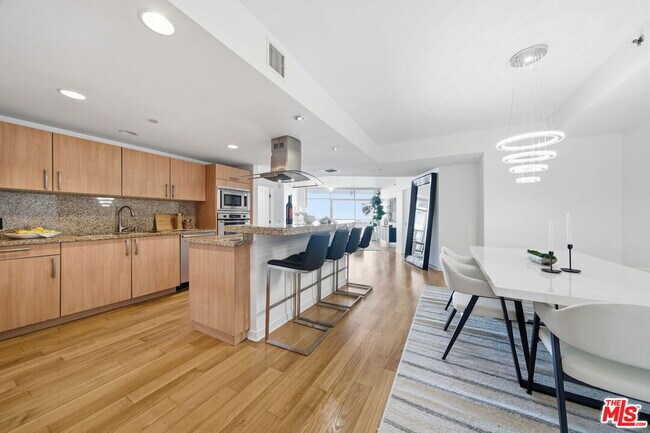 Building Photo - 13650 Marina Pointe Dr