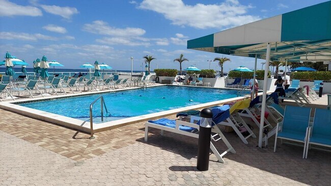 Building Photo - 3140 S Ocean Dr