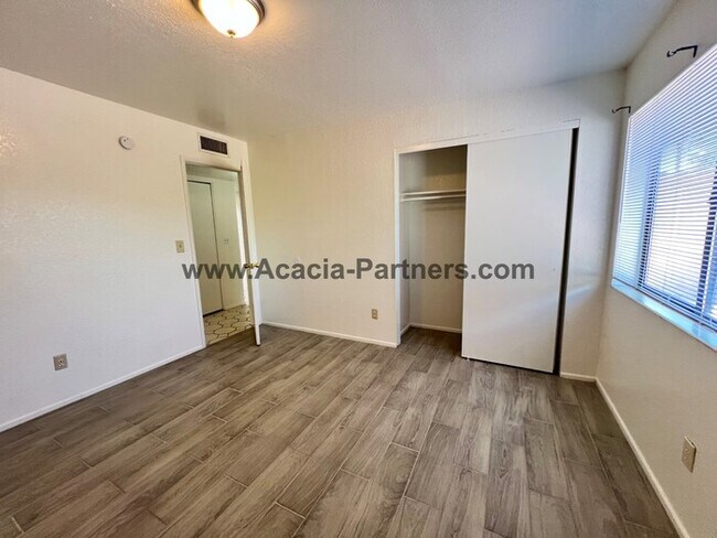 Building Photo - Three Bedroom Townhouse