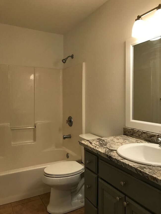 Building Photo - Wonderful 3 Bedroom 2 Bath Ranch