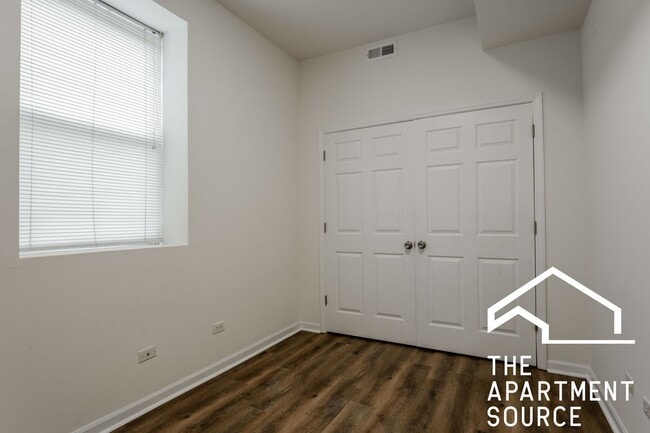Building Photo - Huge 3 bedroom Unit in Logan Square