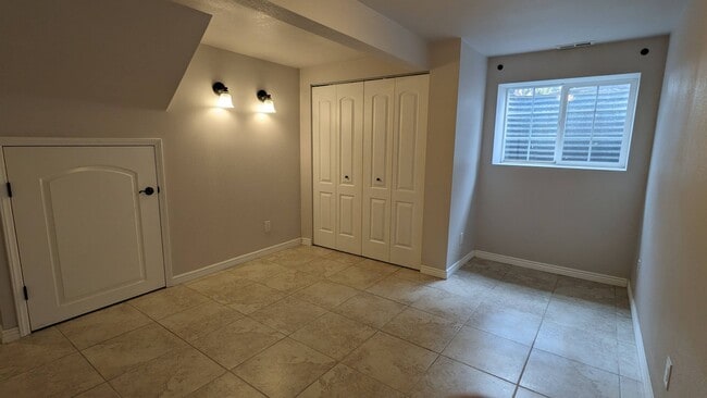 Building Photo - BEAUTIFUL 5 BED/3 BATH RANCHER WITH FINISH...