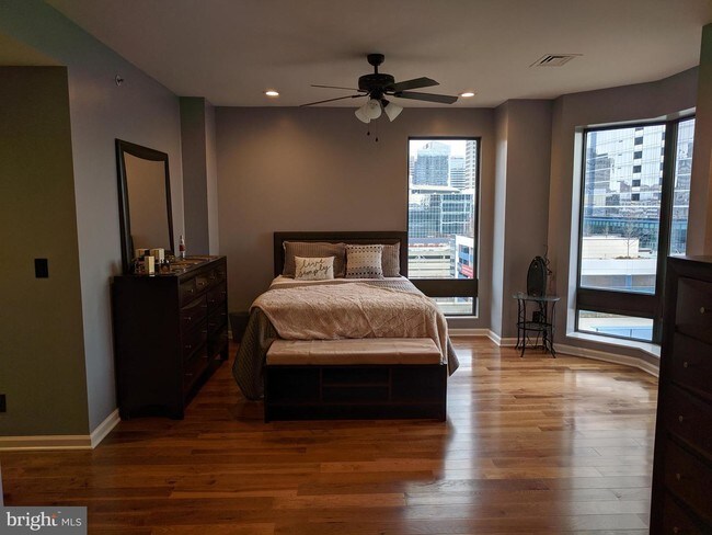 Building Photo - 10 E Lee St