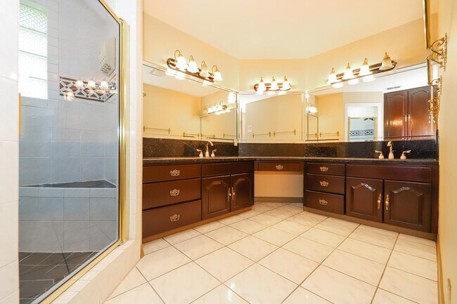 Building Photo - 503 W Avon Ct