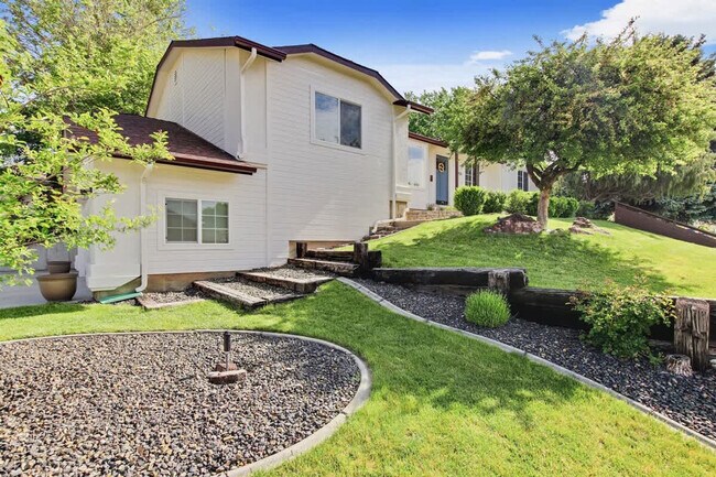 Building Photo - 2910 E Dagger Falls Dr