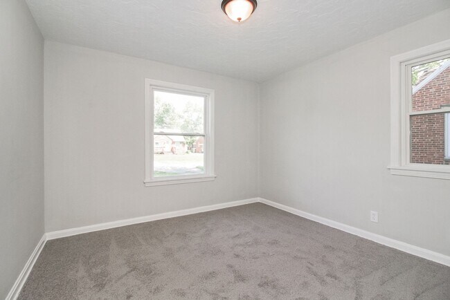 Building Photo - Fully Updated Home For Rent in Euclid