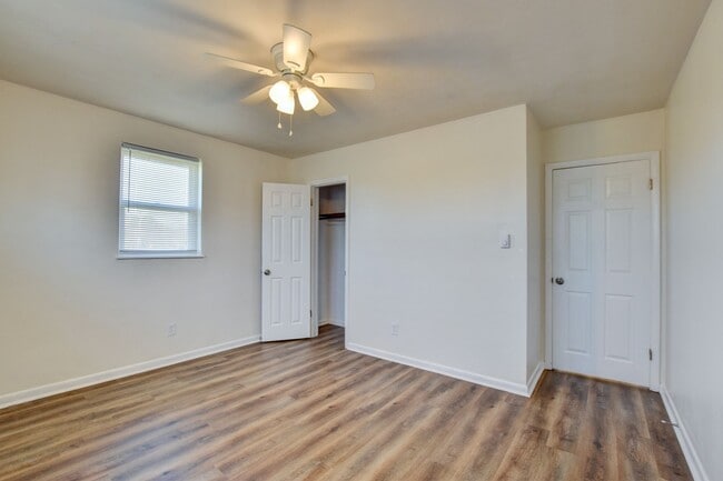 Building Photo - 936-938 Schumann Dr