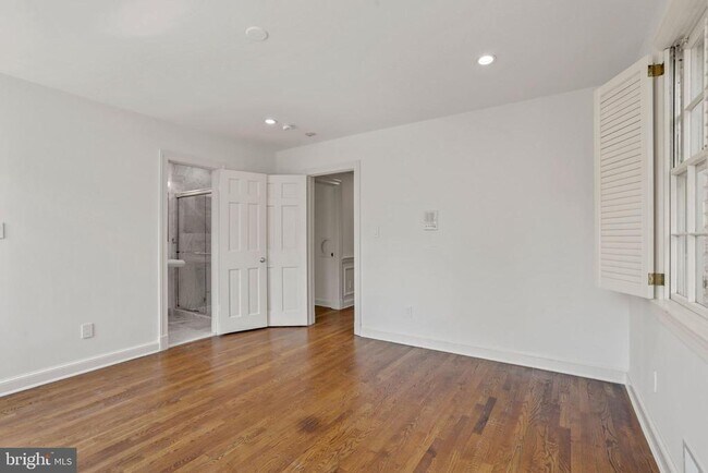 Building Photo - 4925 Weaver Terrace NW