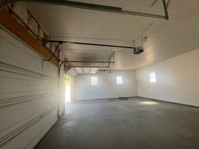 Building Photo - 3 bedroom 2.5 bath in the Mariana Ranchos !!