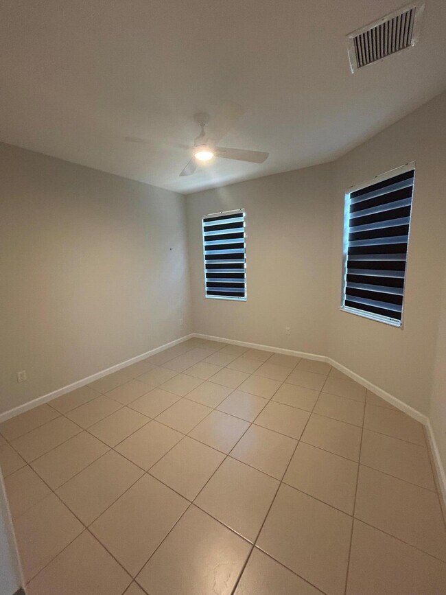 Building Photo - 11066 SW Sunrise Lk Ter