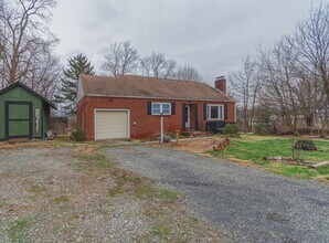 Building Photo - 2 Bedroom Home in Commutable Location