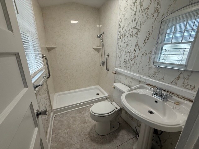 Building Photo - 1318 Oak St