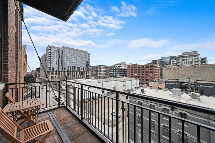 Building Photo - 817 W Washington Blvd