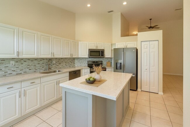 Building Photo - 2400 E Aragon Blvd