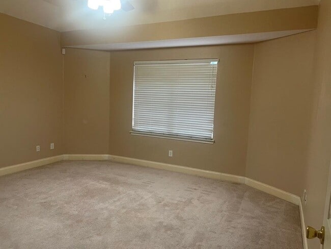 Building Photo - 3810 Hillbrook Dr