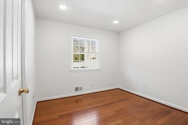 Building Photo - 3033 Sylvan Dr